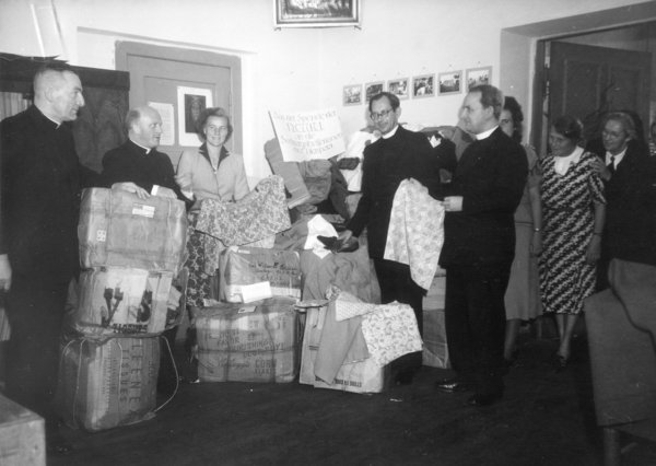 Besuch von Vertretern der National Catholic Welfare Conference im Lager der Berliner Hauptvertretung des Deutschen Caritasverbandes bei dessen Leiter Johannes Zinke (5. v. r.) (Archiv des Deutschen Caritasverbandes 097.1096/01/017) Besuch von Vertretern der National Catholic Welfare Conference im Lager der Berliner Hauptvertretung des Deutschen Caritasverbandes bei dessen Leiter Johannes Zinke (5. v. r.) (Archiv des Deutschen Caritasverbandes 097.1096/01/017)